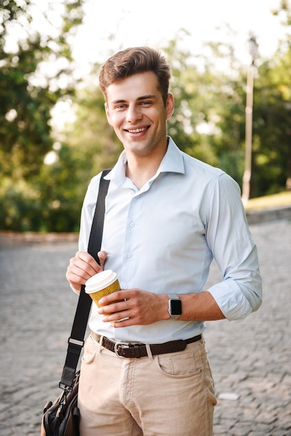 Jovem sorridente com uma camisa carregando