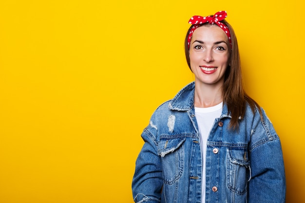 Jovem sorridente com uma faixa de cabelo