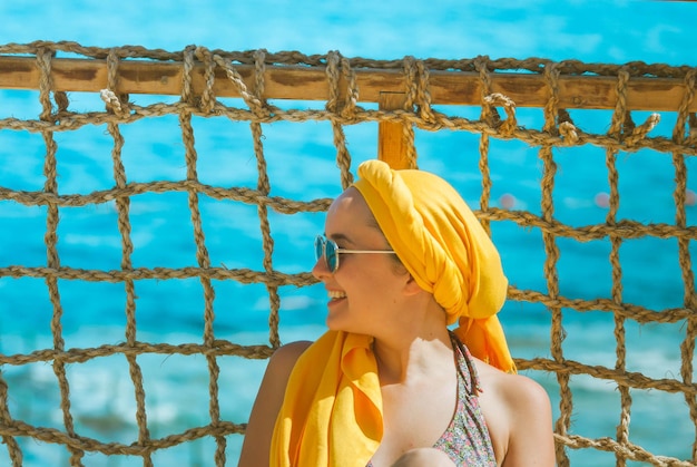 jovem sorridente curtindo férias no mar