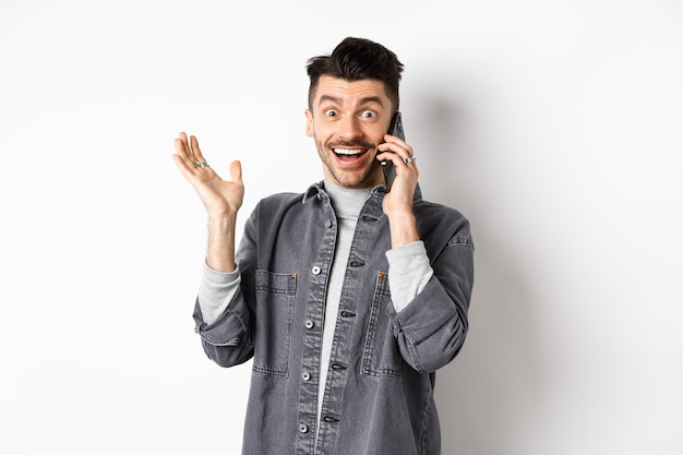 Jovem sorridente de pé contra um fundo branco