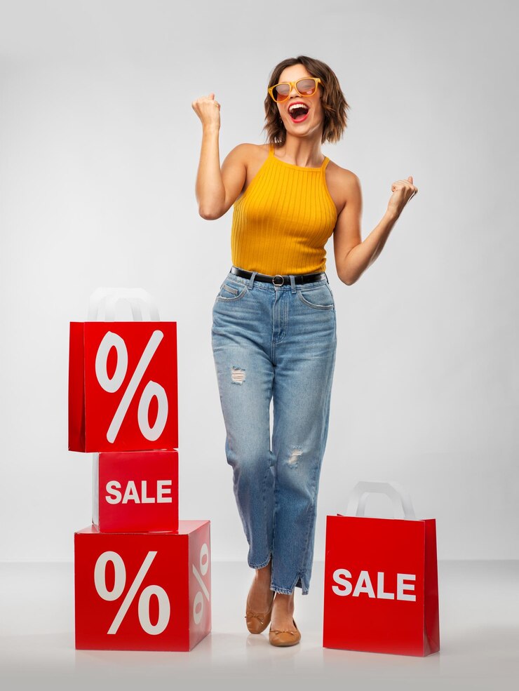Foto jovem sorridente feliz com sacos de compras