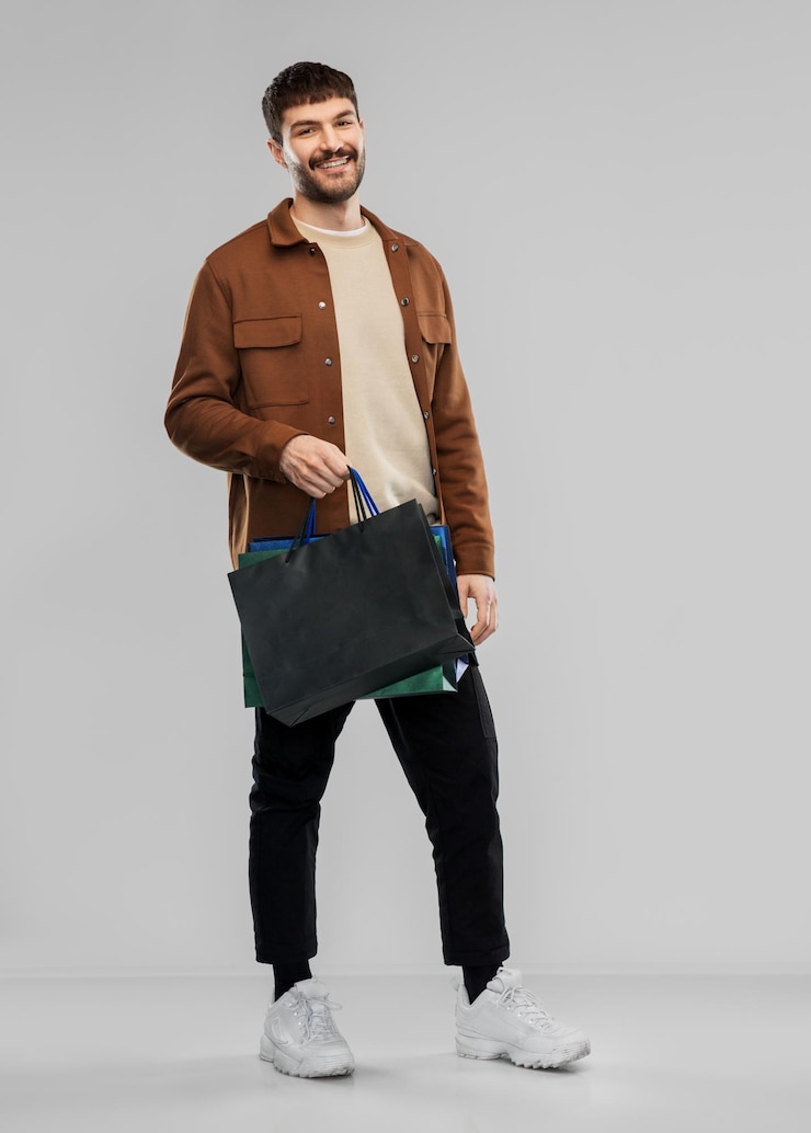 Foto jovem sorridente feliz com sacos de compras