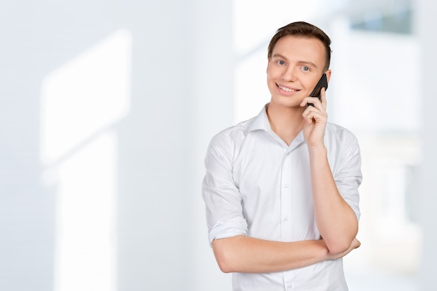 Jovem sorridente homem falando no celular