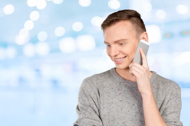 Jovem sorridente homem falando no celular