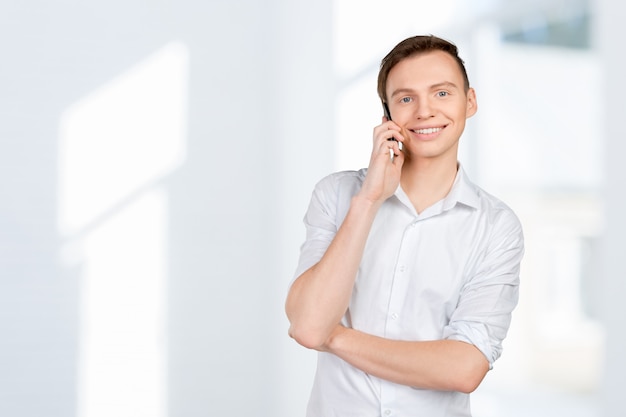 Jovem sorridente homem falando no celular