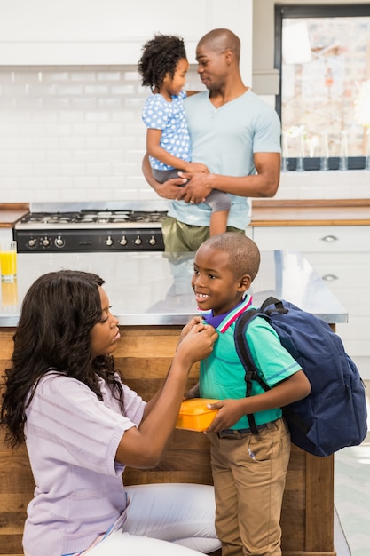 Jovem sorridente indo para a escola