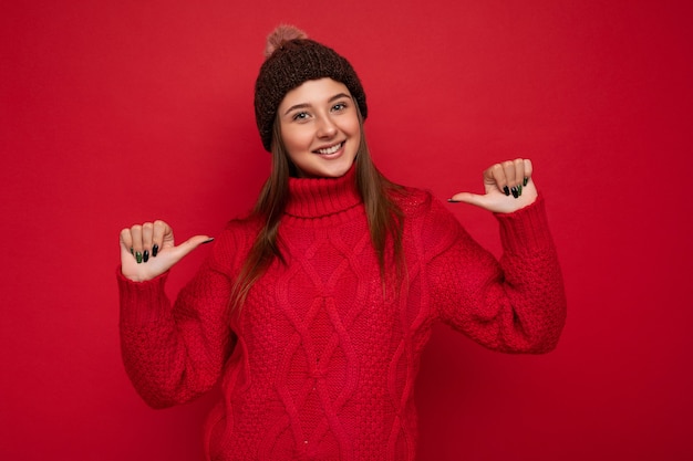 Foto jovem sorridente linda morena com emoções sinceras, isolada na parede do fundo com uma cópia