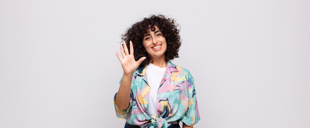 jovem sorridente linda mulher com cabelo encaracolado