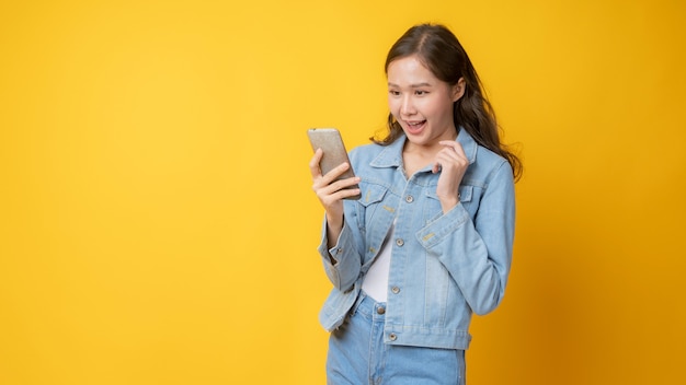 Jovem sorridente usando smartphone