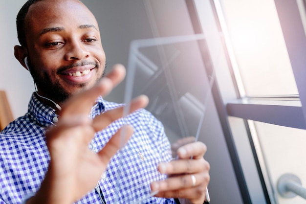 Jovem sorridente usando um tablet futurista