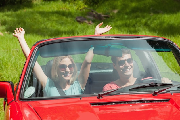 Jovem sorridente viajando juntos