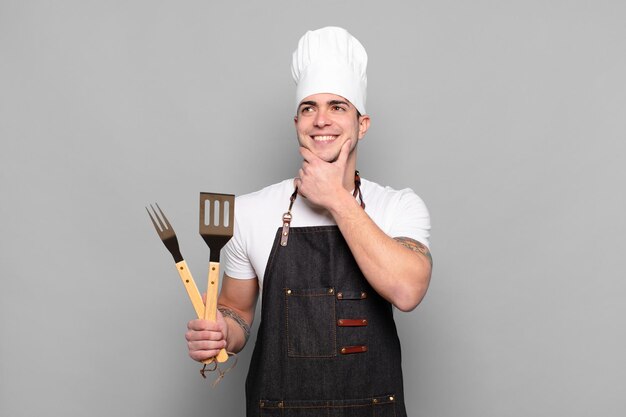 Jovem sorrindo alegremente e sonhando acordado ou duvidando olhando para o lado