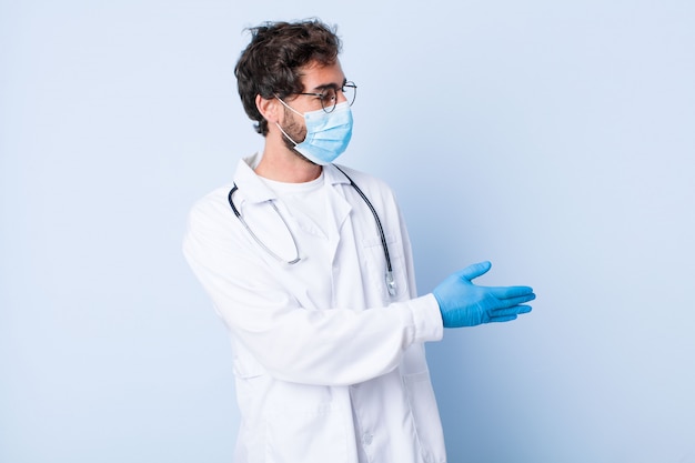 Jovem, sorrindo, cumprimentando-o e oferecendo um aperto de mão para fechar um negócio bem sucedido, conceito de cooperação. conceito de coronavírus