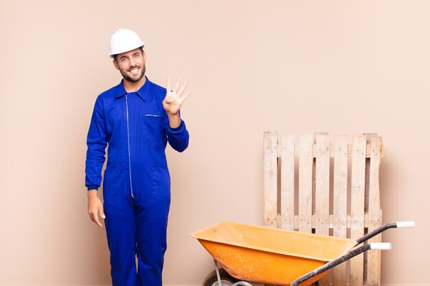 Jovem sorrindo e parecendo amigável, mostrando o número quatro ou o quarto com a mão para a frente, conceito de construção em contagem regressiva