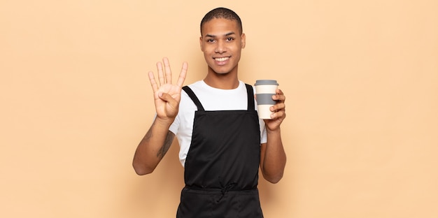 Jovem sorrindo e parecendo amigável, mostrando o número quatro ou o quarto com a mão para a frente, em contagem regressiva