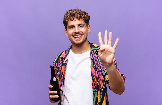 Jovem sorrindo e parecendo amigável, mostrando o número quatro ou quarto com a mão para a frente, em contagem regressiva. conceito de férias