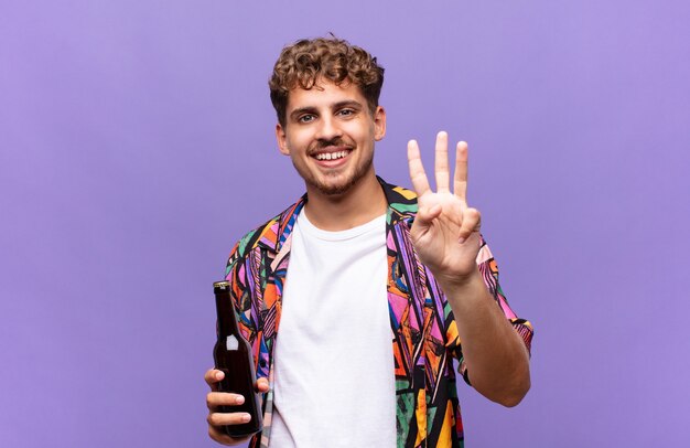 Jovem sorrindo e parecendo amigável, mostrando o número três ou terceiro com a mão para a frente, em contagem regressiva. conceito de férias