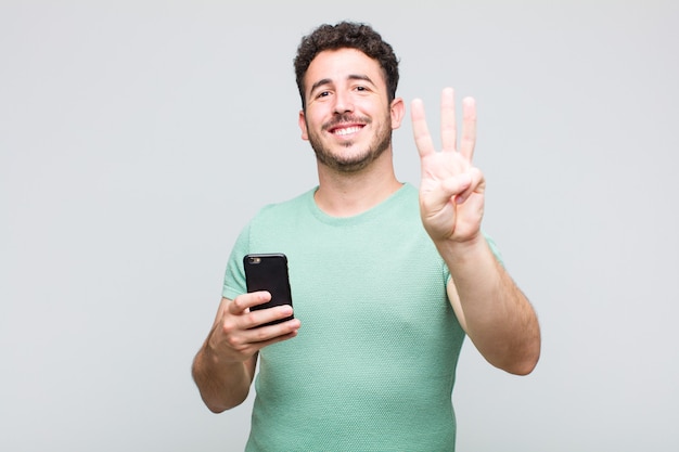 Jovem sorrindo e parecendo amigável, mostrando o número um ou o primeiro com a mão para a frente, em contagem regressiva