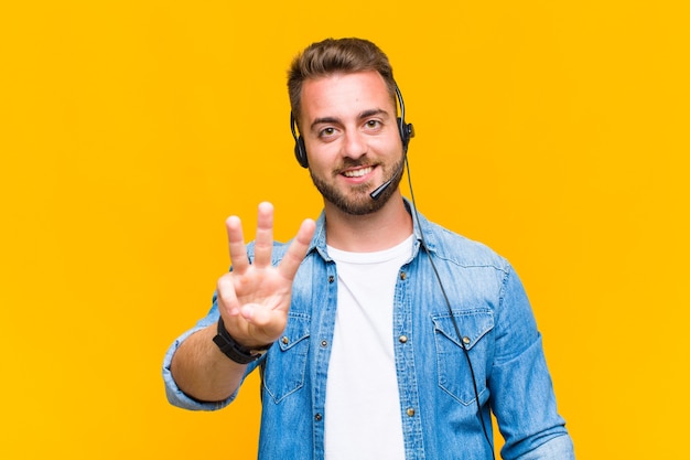 Jovem sorrindo e parecendo amigável