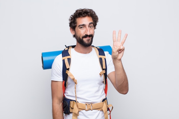 Jovem sorrindo e parecendo amigável