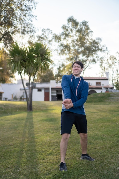 Jovem sorrindo enquanto pratica esportes ao ar livre