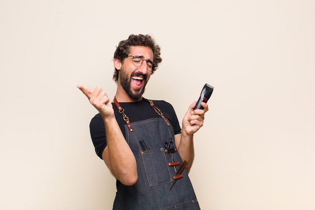 Foto jovem sorrindo feliz com cara engraçada, brincando e olhando pelo olho mágico, espionando segredos