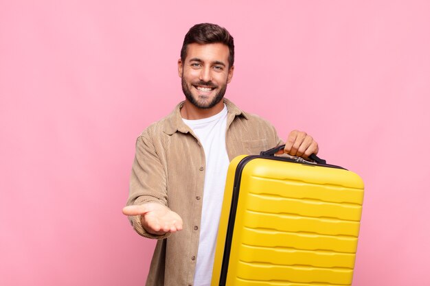 Jovem sorrindo feliz com um olhar amigável, confiante e positivo, oferecendo e mostrando um objeto ou conceito