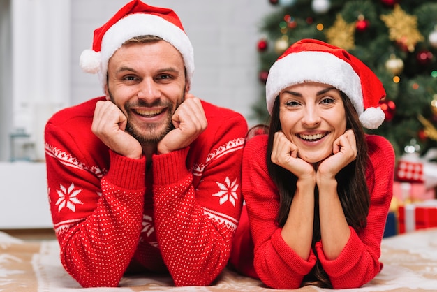 Jovem, sorrindo, par, perto, árvore natal