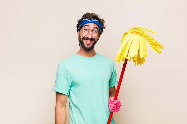 Jovem sorrindo positivamente e com confiança, parecendo satisfeito, amigável e feliz