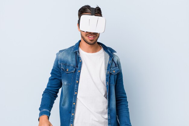 Jovem sul asiático homem brincando com óculos de realidade virtual