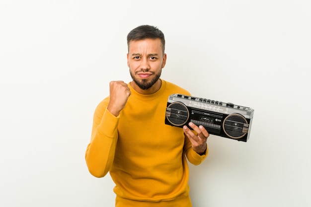 Jovem, sul-asiático, homem, segurando, um, guetto, blaster, mostrando, punho