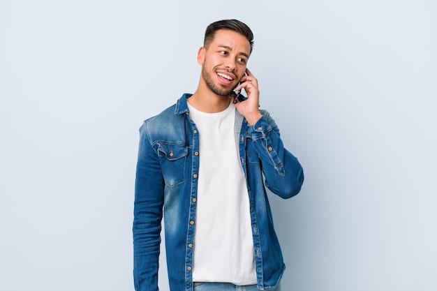 Jovem sul-asiático segurando um telefone