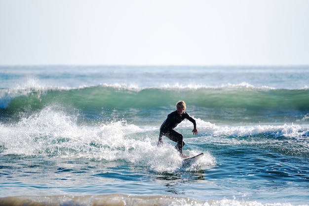 jovem surfando nas ondas