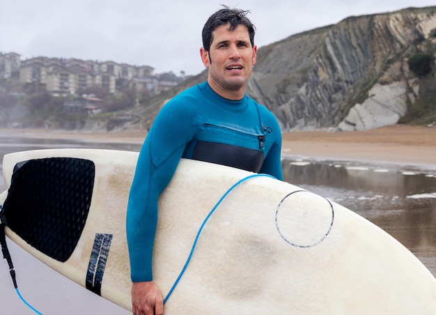 Jovem surfista saindo do mar cópia de espaço