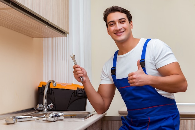 Jovem técnico trabalhando na cozinha