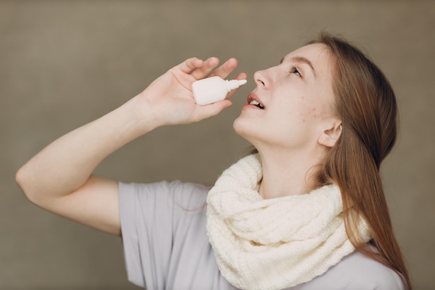 Jovem tem gripe, catarro, doença doente, tratamento para frio, remédio para spray nasal