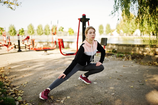 Jovem tem o treinamento e fazendo exercício ao ar livre em simuladores de ruas