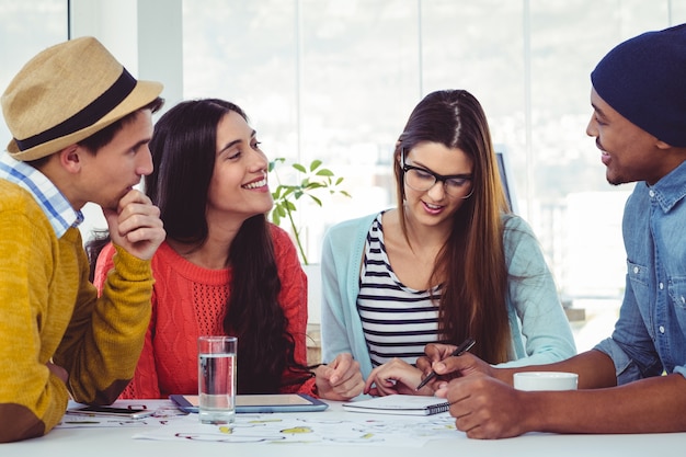 Jovem time criativo tendo uma reunião