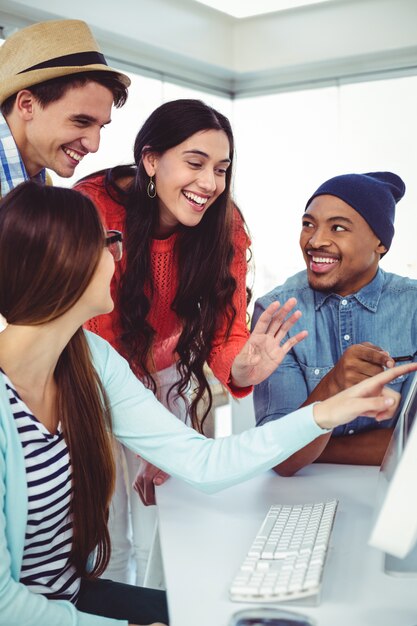 Foto jovem time criativo tendo uma reunião