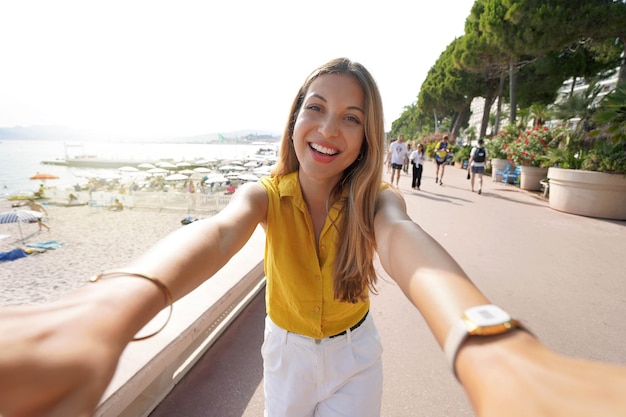 Jovem tirando auto-retrato na Promenade de la Croisette Cannes França