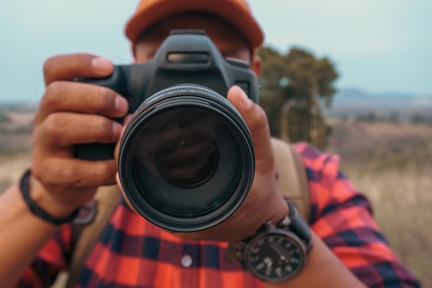 Jovem tirando uma foto com e câmera