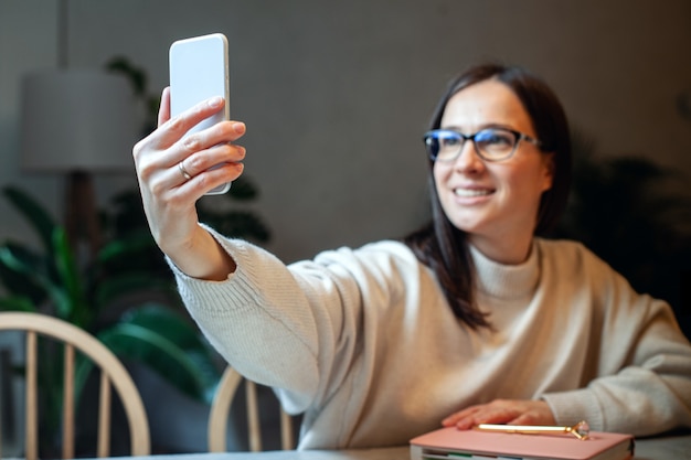 Foto jovem tirando uma selfie