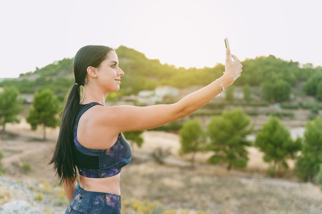 Jovem tirando uma selfie