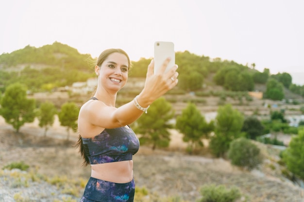 Jovem tirando uma selfie