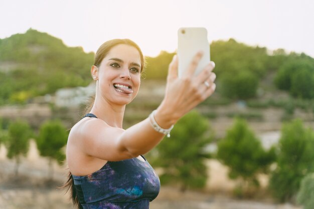 Jovem tirando uma selfie