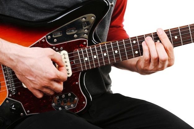 Jovem tocando guitarra elétrica de perto