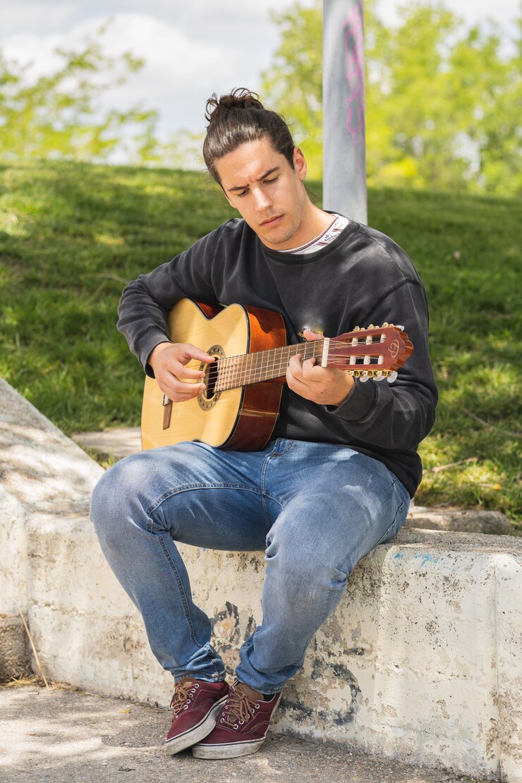 Foto jovem tocando guitarra espanhola no campo