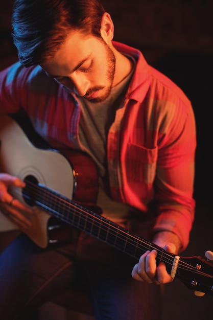 Foto jovem tocando violão