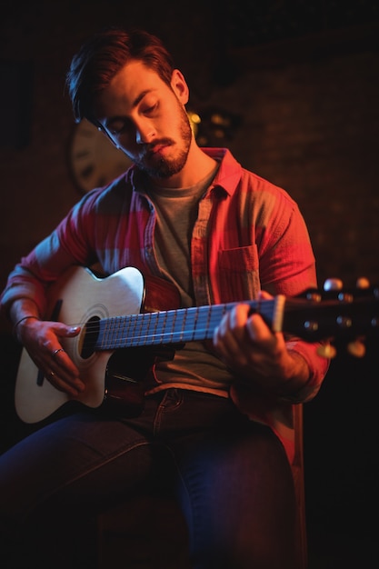 Jovem tocando violão