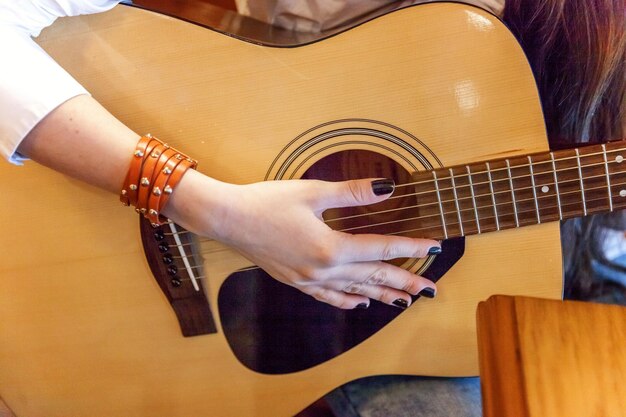 Jovem tocando violão